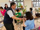 1140528後驛社大課程-區長致贈學員反光帶