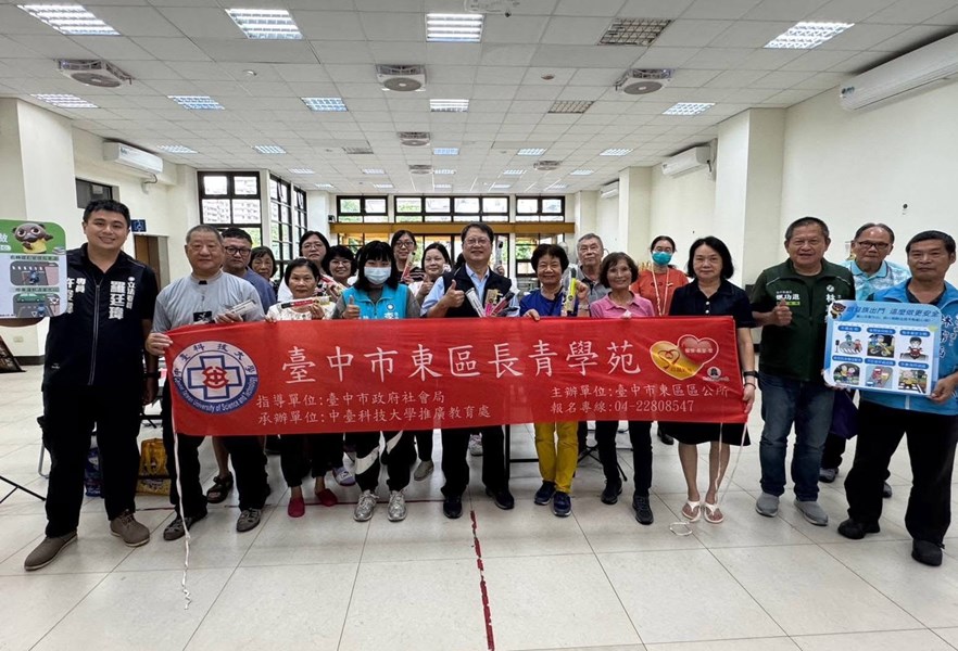 1140529長青學苑課程輕鬆吹陶笛-區長宣導交通安全與學員合影