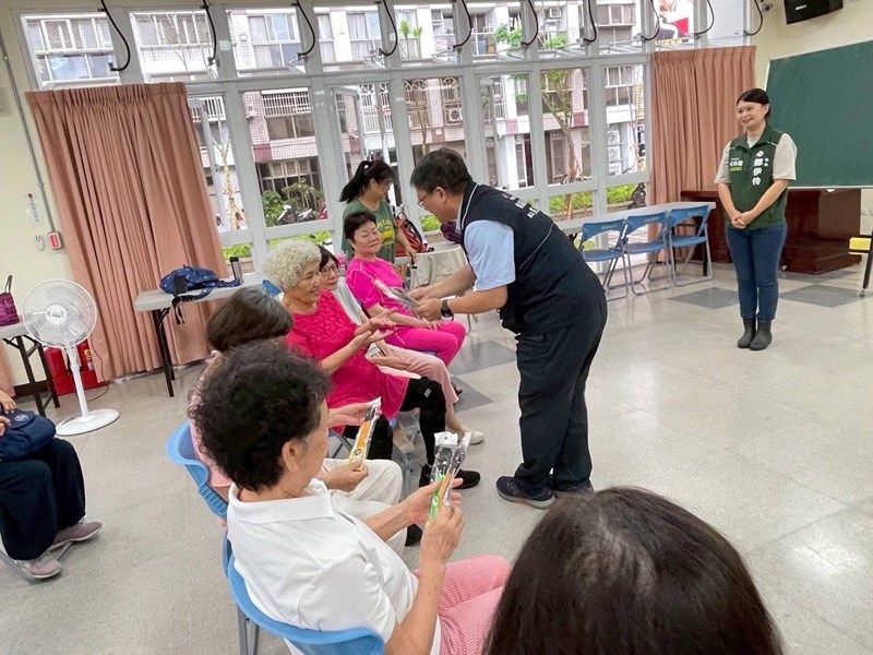 1140529長青學苑課程輕鬆帶動有氧-區長致贈學員反光帶