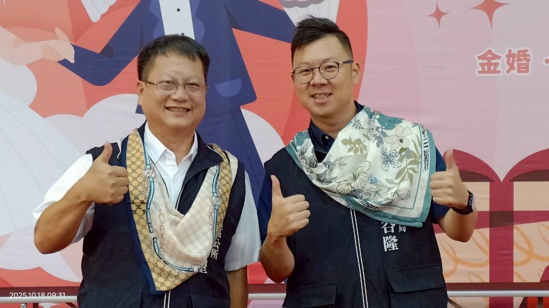 數位發展局長與區長互繫領巾