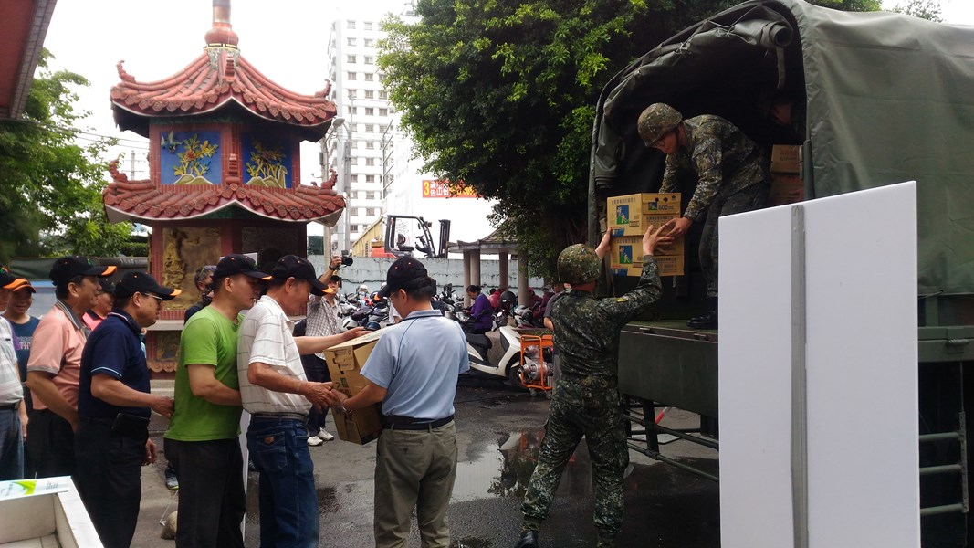 國軍支援災區民眾食物及飲水補給.
