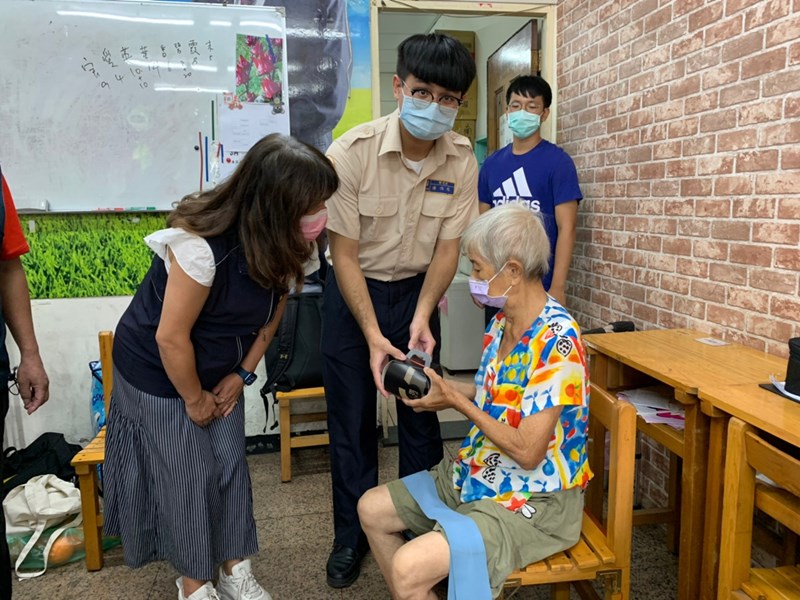 區長帶領替代役役男分送蛋糕與飲料給日間托老中心長輩情形